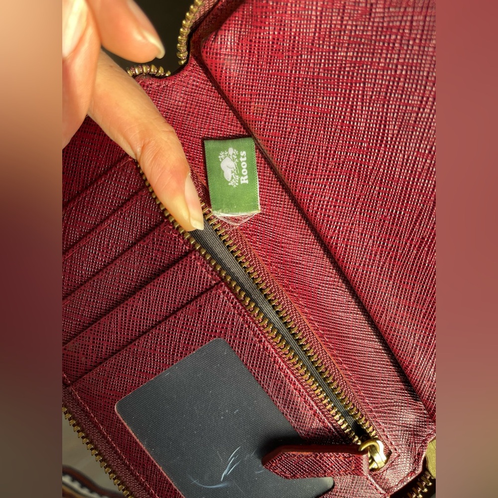 Vintage Roots Valencia wristlet wallet in red/burgundy saffiano-style leather - Picture 13 of 16